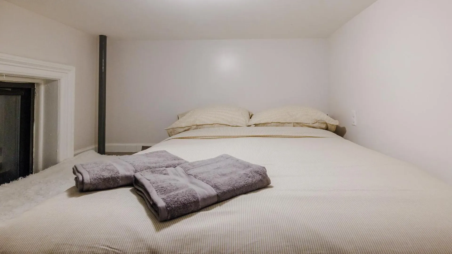 Experience The Vibrant Energy Of City Living Daire New York