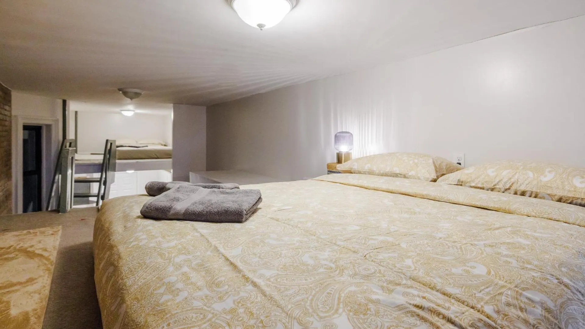 Experience The Vibrant Energy Of City Living Lejlighed New York